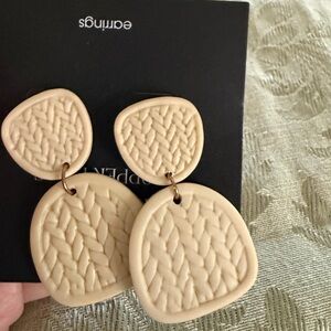 💗Neutral Beige Textured Drop Earrings - 💗= 10 for $20 bundle